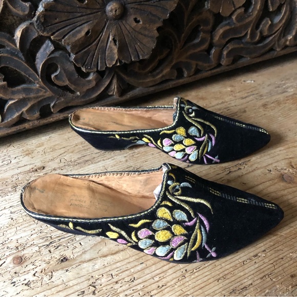 Vintage Black Velvet Metallic Gold Embroidered Ornate Handmade Babouche Mules - Picture 5 of 16